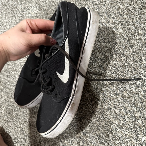 Nike shoes - Picture 4 of 4